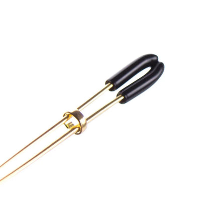 Goldfarbene metall-hairpin mit schwarzen gummierten griffen aus ohmama fetish nippeklammern mit juwelenanhänger
