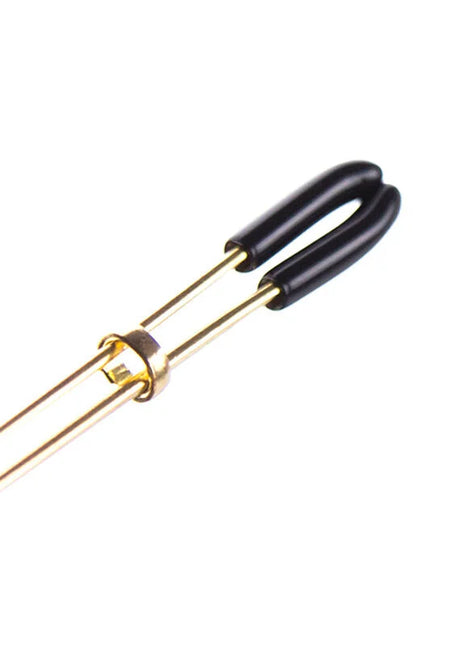 Goldfarbene metall-hairpin mit schwarzen gummierten griffen aus ohmama fetish nippeklammern mit juwelenanhänger