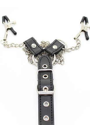 Schwarzer lederriemen ohmama fetish mit silberner metallschnalle und kettengliedern, zwei schwarzen griff-nippelklemmen