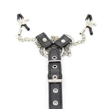 Schwarzer lederriemen ohmama fetish mit silberner metallschnalle und kettengliedern, zwei schwarzen griff-nippelklemmen