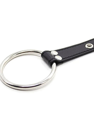 Schwarzes lederhalsband mit silbernem metallring und verzierenden nieten aus ohmama fetish serien