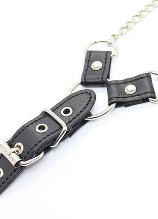 Schwarzes lederhalsband mit silberfarbenen metallringen und schnalle an einer kettengliederkette von ohmama fetish