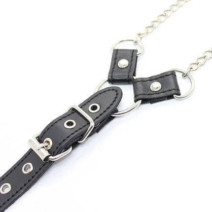 Schwarzes lederhalsband mit silberfarbenen metallringen und schnalle an einer kettengliederkette von ohmama fetish