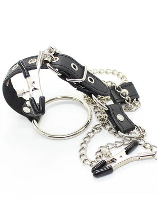 Schwarzes ohmama fetish lederhalsband mit silbernem ring und ketten sowie schwarzen griff nippenklemmen