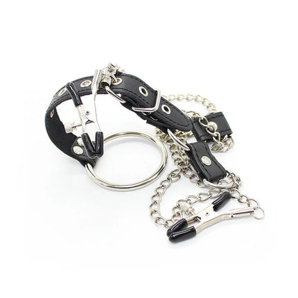 Schwarzes ohmama fetish lederhalsband mit silbernem ring und ketten sowie schwarzen griff nippenklemmen