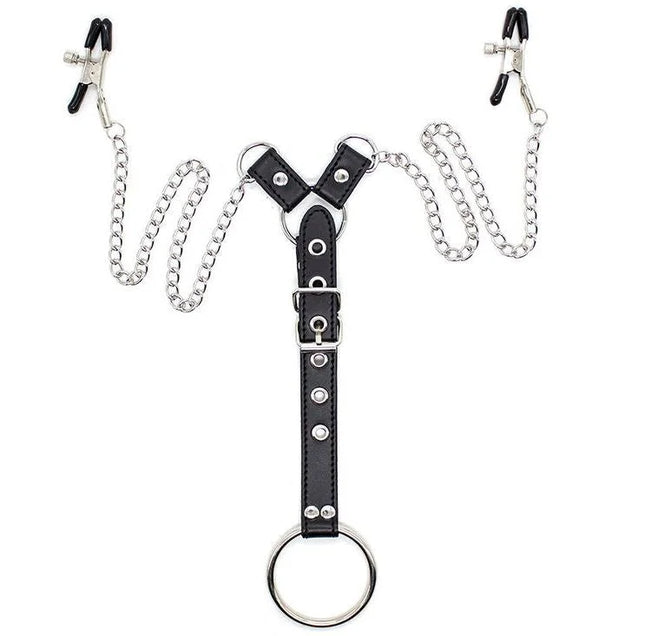 Schwarzer y-förmiger lederriemen mit silberfarbenen metallketten, clips und penisring von ohmama fetish