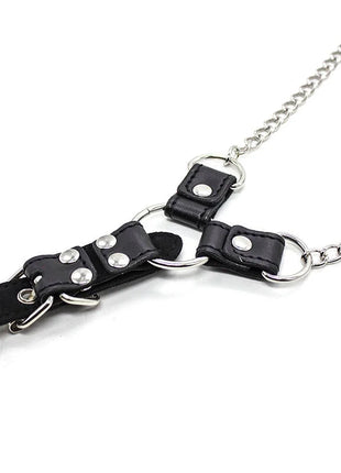 Schwarzes y-förmiges lederhalsband mit silbernen metallbeschlägen und kettengliedern von ohmama fetish
