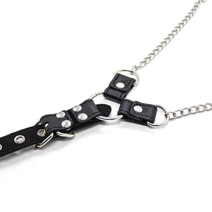 Schwarzes y-förmiges lederhalsband mit silbernen metallbeschlägen und kettengliedern von ohmama fetish