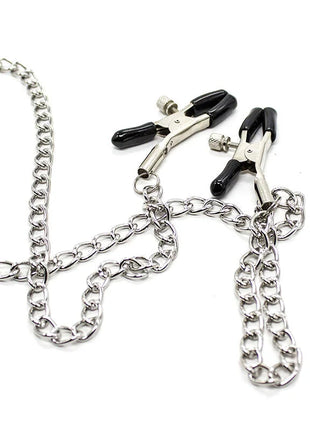 Silberkette mit zwei schwarzen metallklammern als teil des ohmama fetish nippelklemmensets mit ketten und penisring