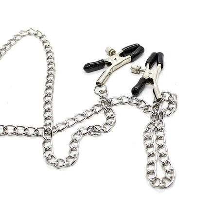 Silberkette mit zwei schwarzen metallklammern als teil des ohmama fetish nippelklemmensets mit ketten und penisring