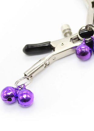 Ohmama fetish nippelklemmen mit lila metallglocken und silbernem metallverschluss mit schwarzen griffen