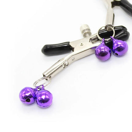 Ohmama fetish nippelklemmen mit lila metallglocken und silbernem metallverschluss mit schwarzen griffen