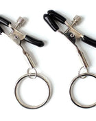 Eine paar schwarze und silberne ohmama fetish nippelklammern mit ringen und schlüsselanhänger aus metall