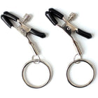 Eine paar schwarze und silberne ohmama fetish nippelklammern mit ringen und schlüsselanhänger aus metall