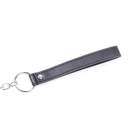 Schwarzer fauxleder-schlüsselanhänger mit silbernem metallring und kette fürs ohmama fetish penis-stützhülle mit riemen