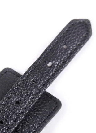 Ohmama fetish penis-stützhülle mit schwarzem genarbtem lederriemen mit präziser naht und gleichmäßig verteilten löchern