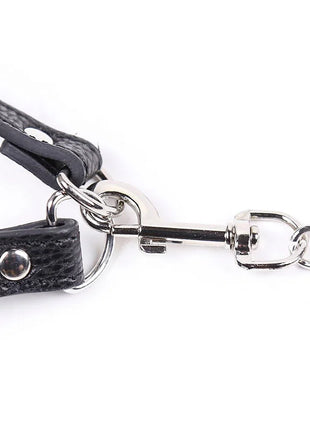 Schwarzer leder-penis-stützhülle-riemen mit silberfarbener metallhardware und kettenverbindung von ohmama fetish