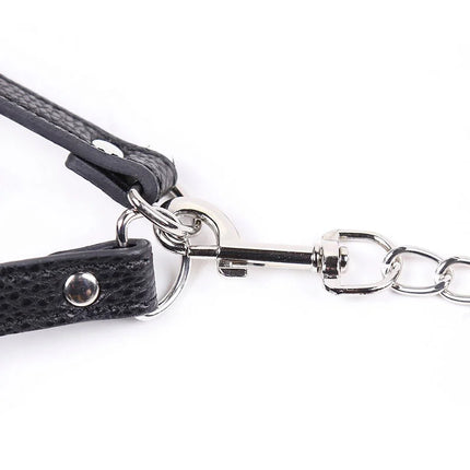 Schwarzer leder-penis-stützhülle-riemen mit silberfarbener metallhardware und kettenverbindung von ohmama fetish