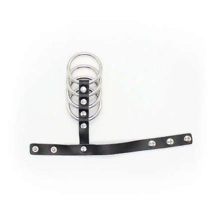 Schwarzes leather choker mit silbernen metallringen und nieten für ohmama fetish penishülle mit metallringen