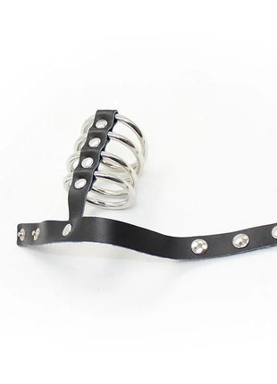 Schwarzer leder-pfropf mit silbernen metallringen und nieten von ohmama fetish
