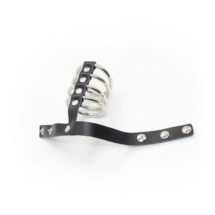 Schwarzer leder-pfropf mit silbernen metallringen und nieten von ohmama fetish