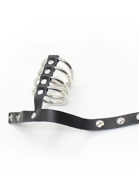 Schwarzer leder-pfropf mit silbernen metallringen und nieten von ohmama fetish