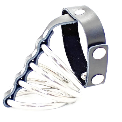 Schwarzes leder-cuff mit silbernen metallringen ohmama fetish penishülle mit metallringen