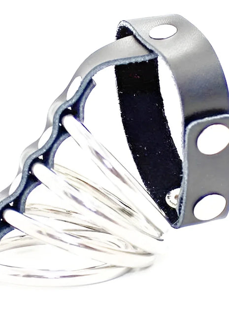 Schwarzes leder-cuff mit silbernen metallringen ohmama fetish penishülle mit metallringen