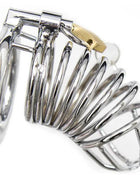Shiny chrome-plated metal peniskäfig mit goldfarbenem schloss und herzgravur am ring ohmama fetish größe s