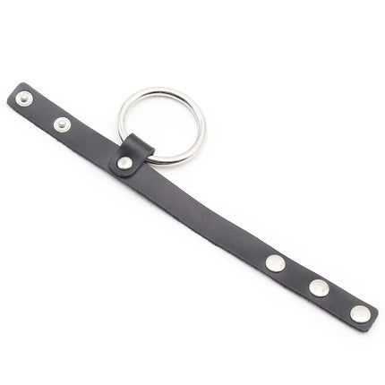 Schwarzer leder penisring mit silbernem metallring und nieten von ohmama fetish