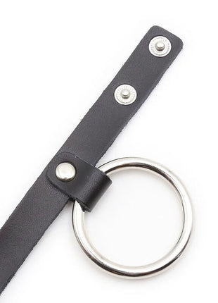 Schwarzes lederhalsband ohmama fetish mit silbernem metallring und drei druckknöpfen für den halsbereich