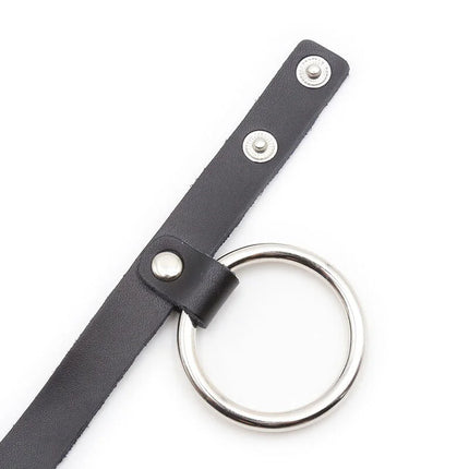 Schwarzes lederhalsband ohmama fetish mit silbernem metallring und drei druckknöpfen für den halsbereich