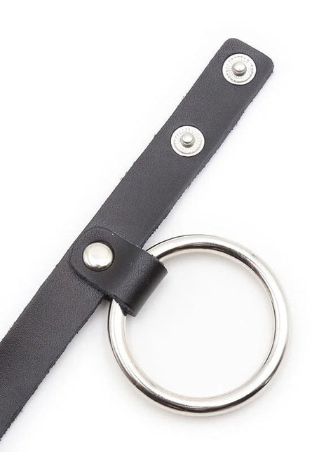 Schwarzes lederhalsband ohmama fetish mit silbernem metallring und drei druckknöpfen für den halsbereich