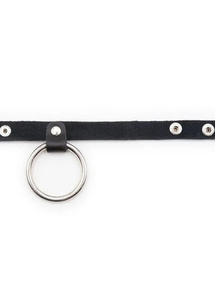 Schwarzes ohmama fetish penisring aus wildleder mit silbernen metallnieten und mittigem metallring