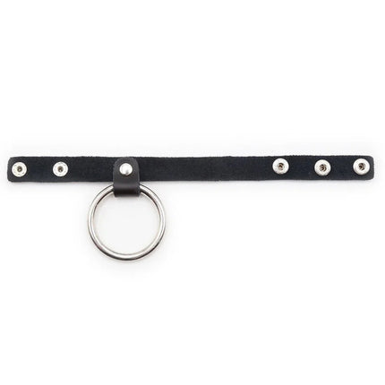 Schwarzes ohmama fetish penisring aus wildleder mit silbernen metallnieten und mittigem metallring