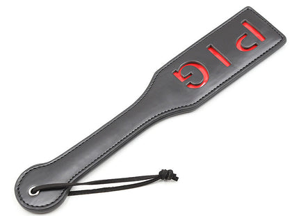 Ohmama fetish pig paddel aus schwarzemleder mit rotem big schriftzug und schwarzer kordelschlaufe