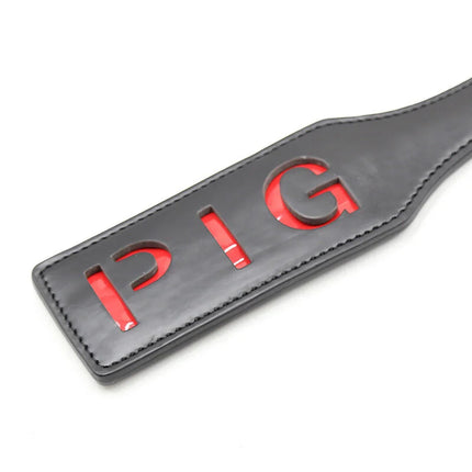 Ohmama fetish pig paddel aus schwarzem leder mit roter pig schrift für fetish spiele
