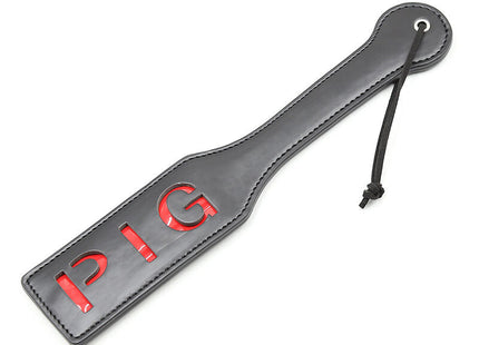 Ohmama fetish pig paddel schwarzes leder mit roten pig buchstaben und schwarzer kordelschlaufe