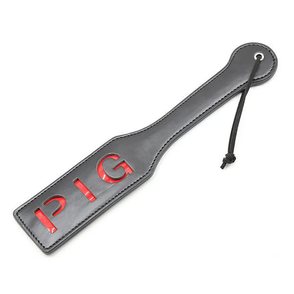 Ohmama fetish pig paddel schwarzes leder mit roten pig buchstaben und schwarzer kordelschlaufe