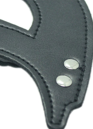 Ohmama fetish pu-maske mit klemmem schwarze lederriemen mit präziser naht und zwei silbernen metallnieten