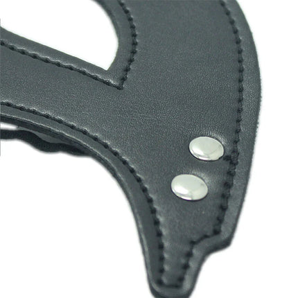 Ohmama fetish pu-maske mit klemmem schwarze lederriemen mit präziser naht und zwei silbernen metallnieten