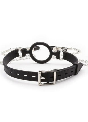 Schwarzer lederriemen mit silberner schnalle und kettengliedern sowie zentralem schwarzem ring von ohmama fetish ringknebel mit ketten und nippelklemmen