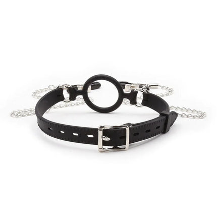 Schwarzer lederriemen mit silberner schnalle und kettengliedern sowie zentralem schwarzem ring von ohmama fetish ringknebel mit ketten und nippelklemmen