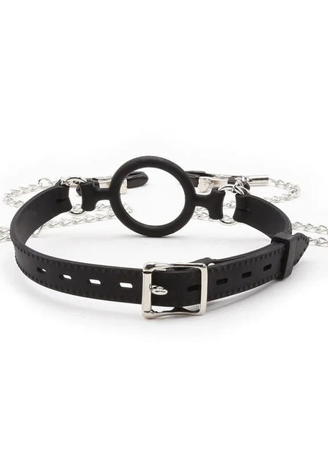 Schwarzer lederriemen mit silberner schnalle und kettengliedern sowie zentralem schwarzem ring von ohmama fetish ringknebel mit ketten und nippelklemmen