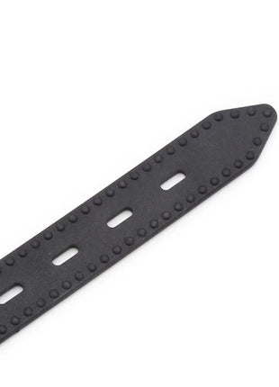 Schwarzes gummiband mit strukturierter oberfläche und länglichen aussparungen für ohmama fetish ringknebel mit ketten und nippleklemmungen