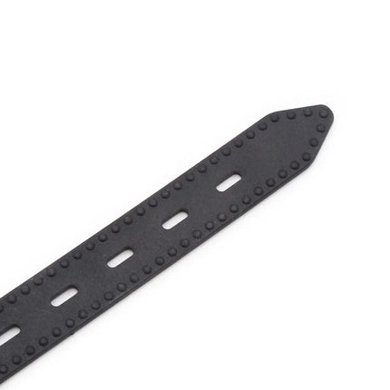 Schwarzes gummiband mit strukturierter oberfläche und länglichen aussparungen für ohmama fetish ringknebel mit ketten und nippleklemmungen