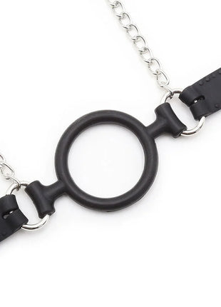 Schwarzer silikonringknebel in frauensymbolform mit silberner kette und schwarzen lederriemen von ohmama fetish