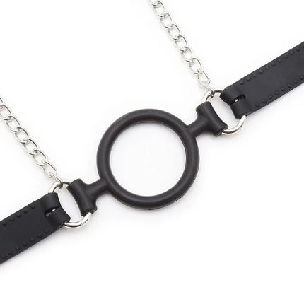 Schwarzer silikonringknebel in frauensymbolform mit silberner kette und schwarzen lederriemen von ohmama fetish