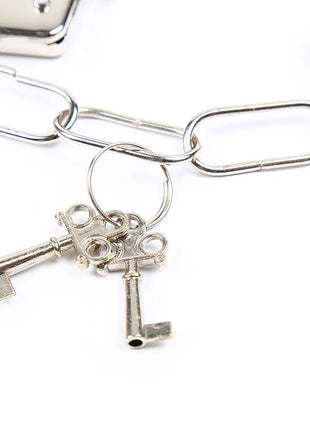 Silverfarbene metallkette mit schlüsselanhänger aus zwei vintage schlüsseln und verziertem mittelteilstück für ohmama fetish samt furlined metall handgelenk-manschetten