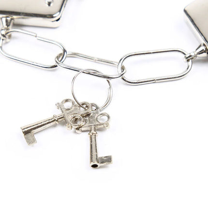 Silverfarbene metallkette mit schlüsselanhänger aus zwei vintage schlüsseln und verziertem mittelteilstück für ohmama fetish samt furlined metall handgelenk-manschetten
